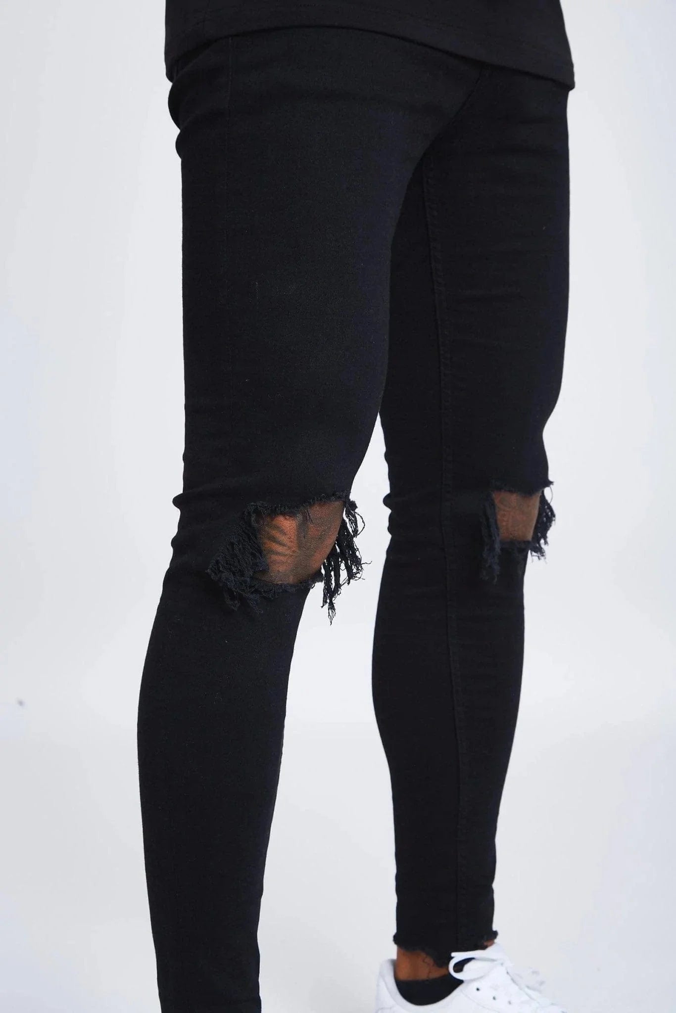 JEAN SKINNY FIT DÉTRUITE AU GENOU - NOIR