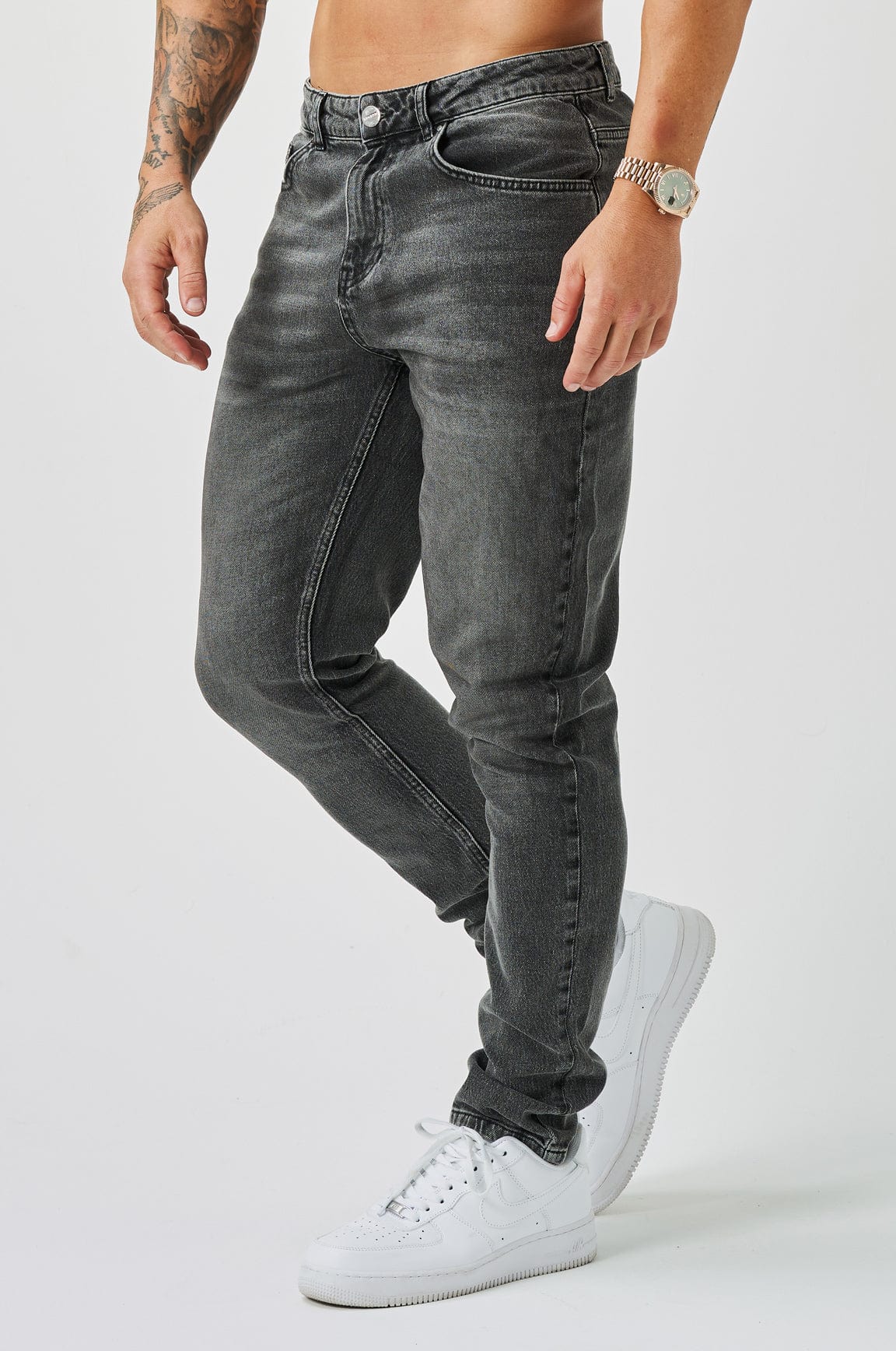 JEANS MIT REGULAR FIT – GRAU GEWASCHE