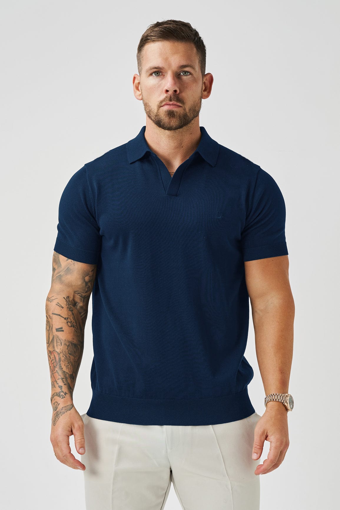 POLOSHIRT MIT OFFENEM KRAGEN – MARINEBLAU