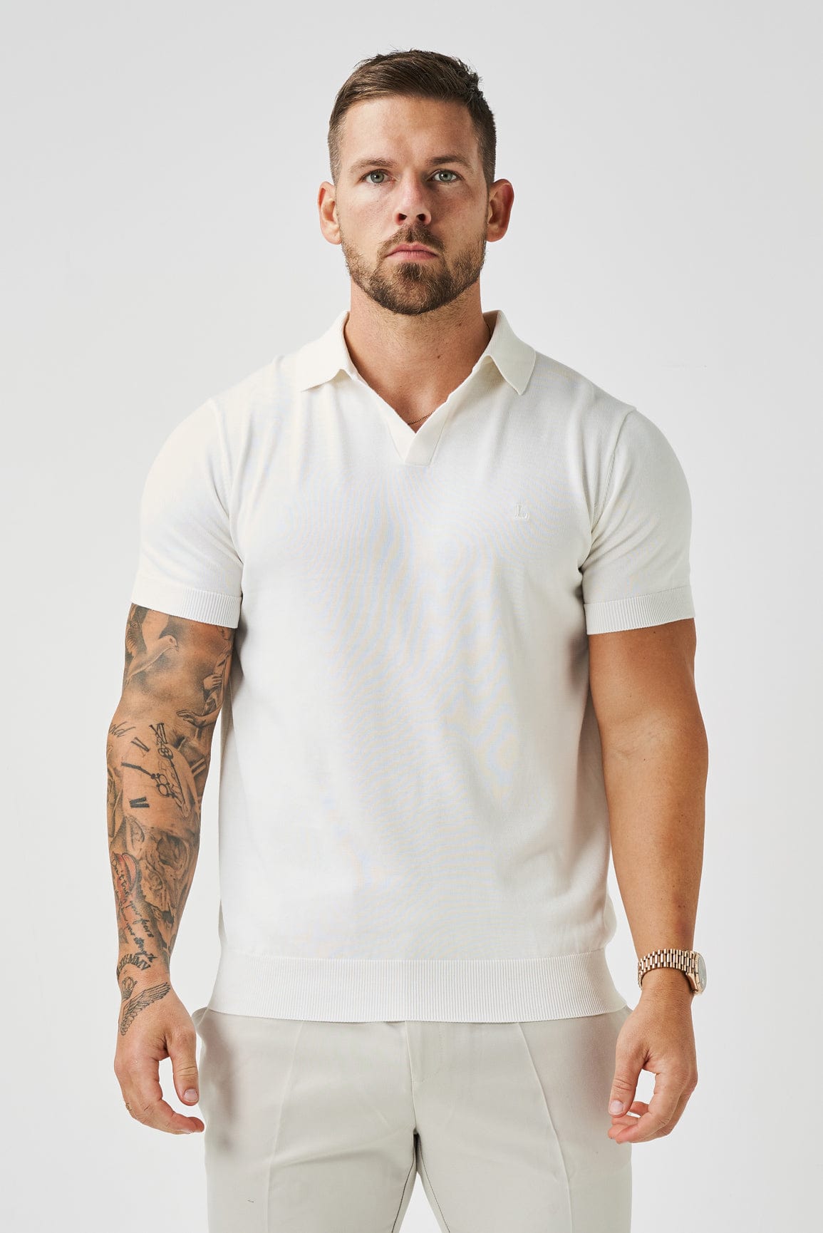 POLOSHIRT MIT OFFENEM KRAGEN – OFFENES WEISS