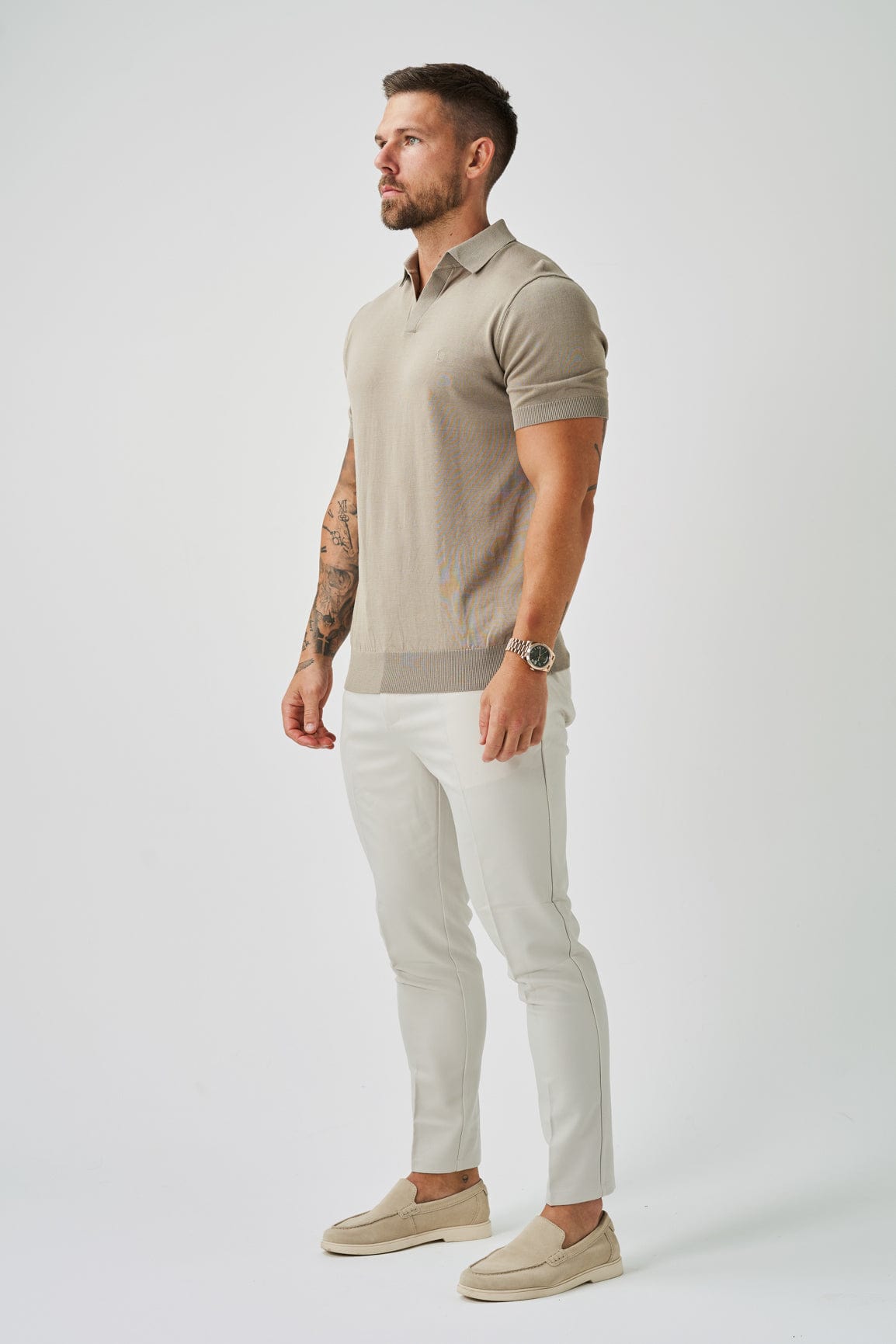 POLOSHIRT MIT OFFENEM KRAGEN – TAUPE