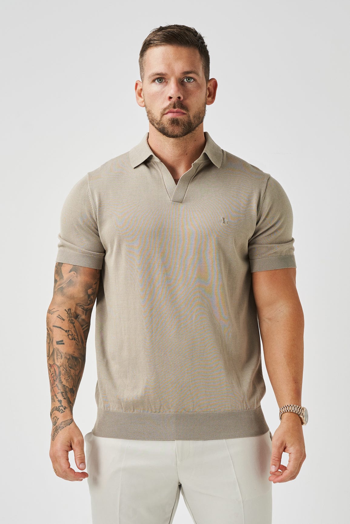 POLOSHIRT MIT OFFENEM KRAGEN – TAUPE