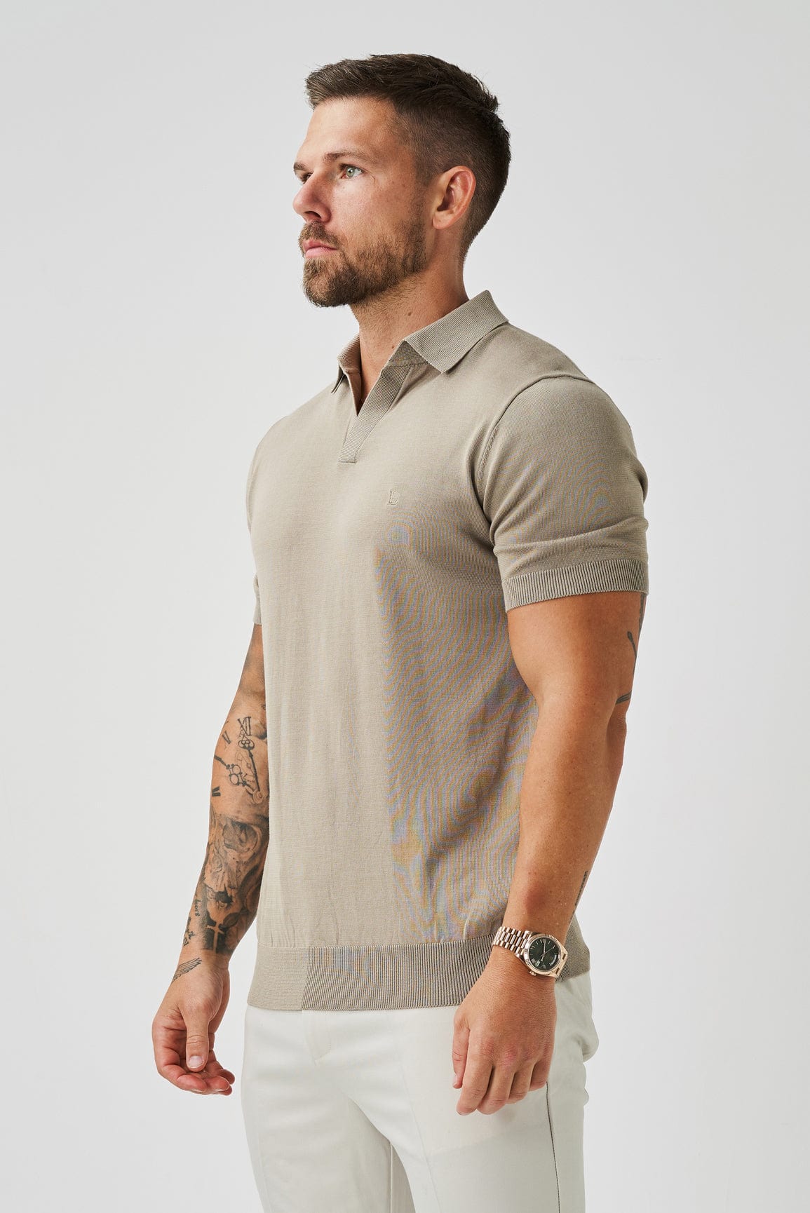 POLOSHIRT MIT OFFENEM KRAGEN – TAUPE