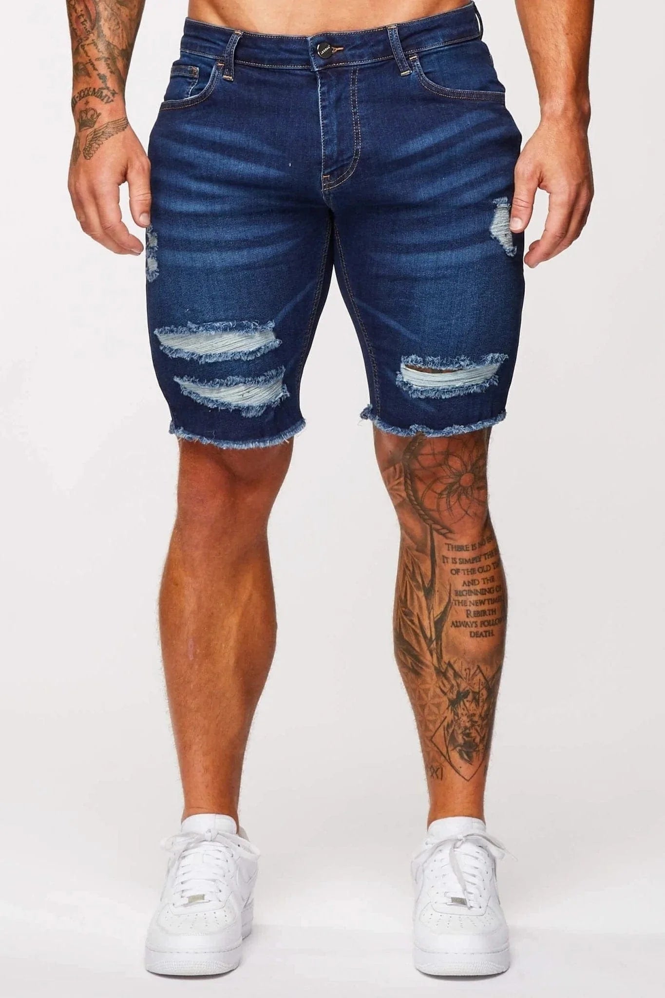 DUNKELBLAUE DENIM-SHORTS – RISSEN UND REPARIEREN