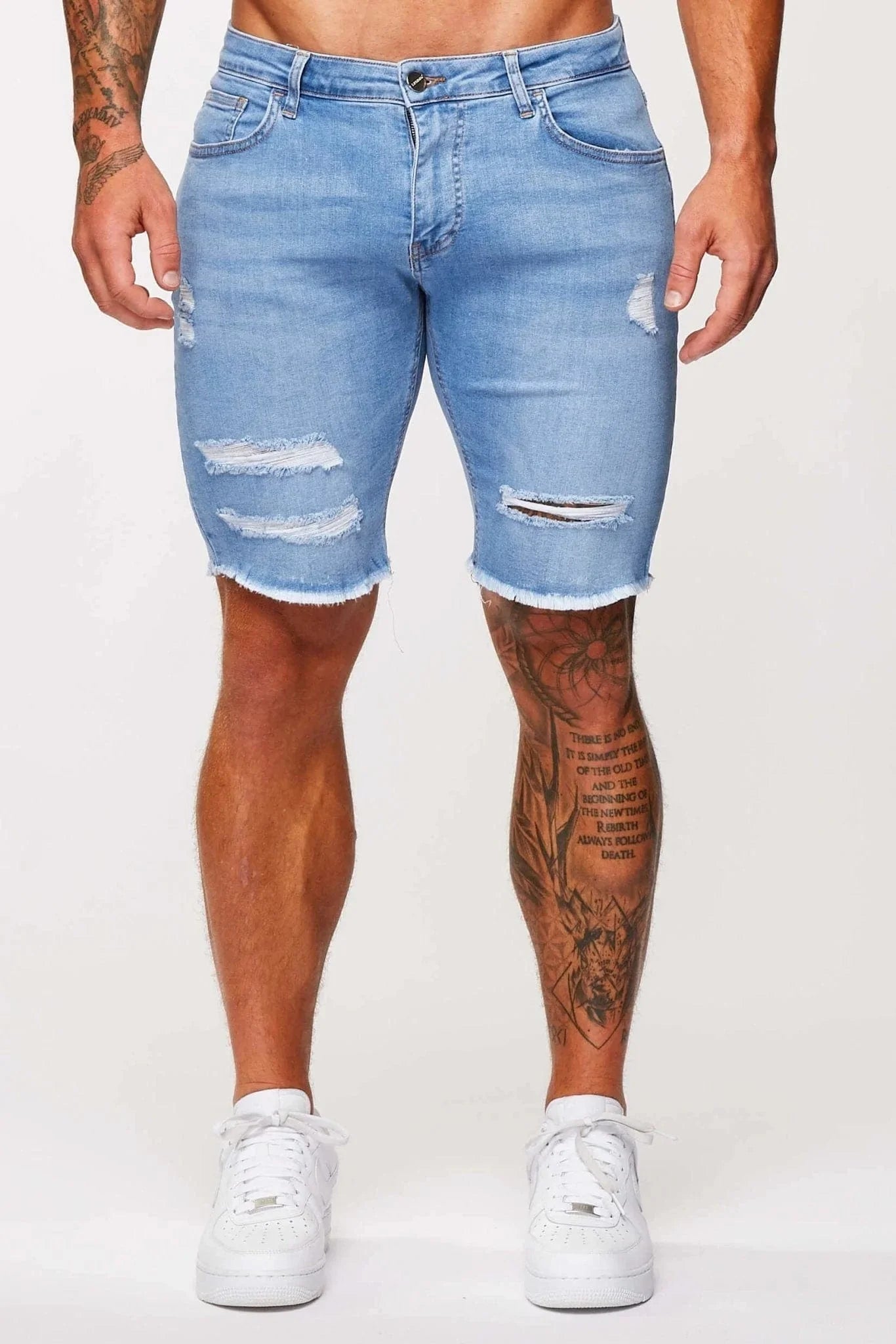 SHORT EN DENIM BLEU CLAIR - DÉCHIRÉ ET RÉPARÉ