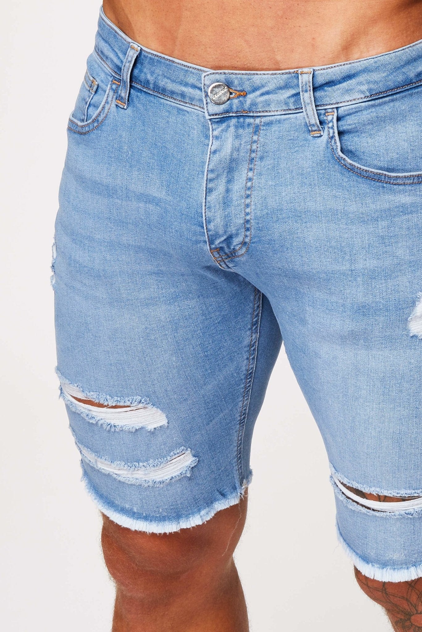 SHORT EN DENIM BLEU CLAIR - DÉCHIRÉ ET RÉPARÉ