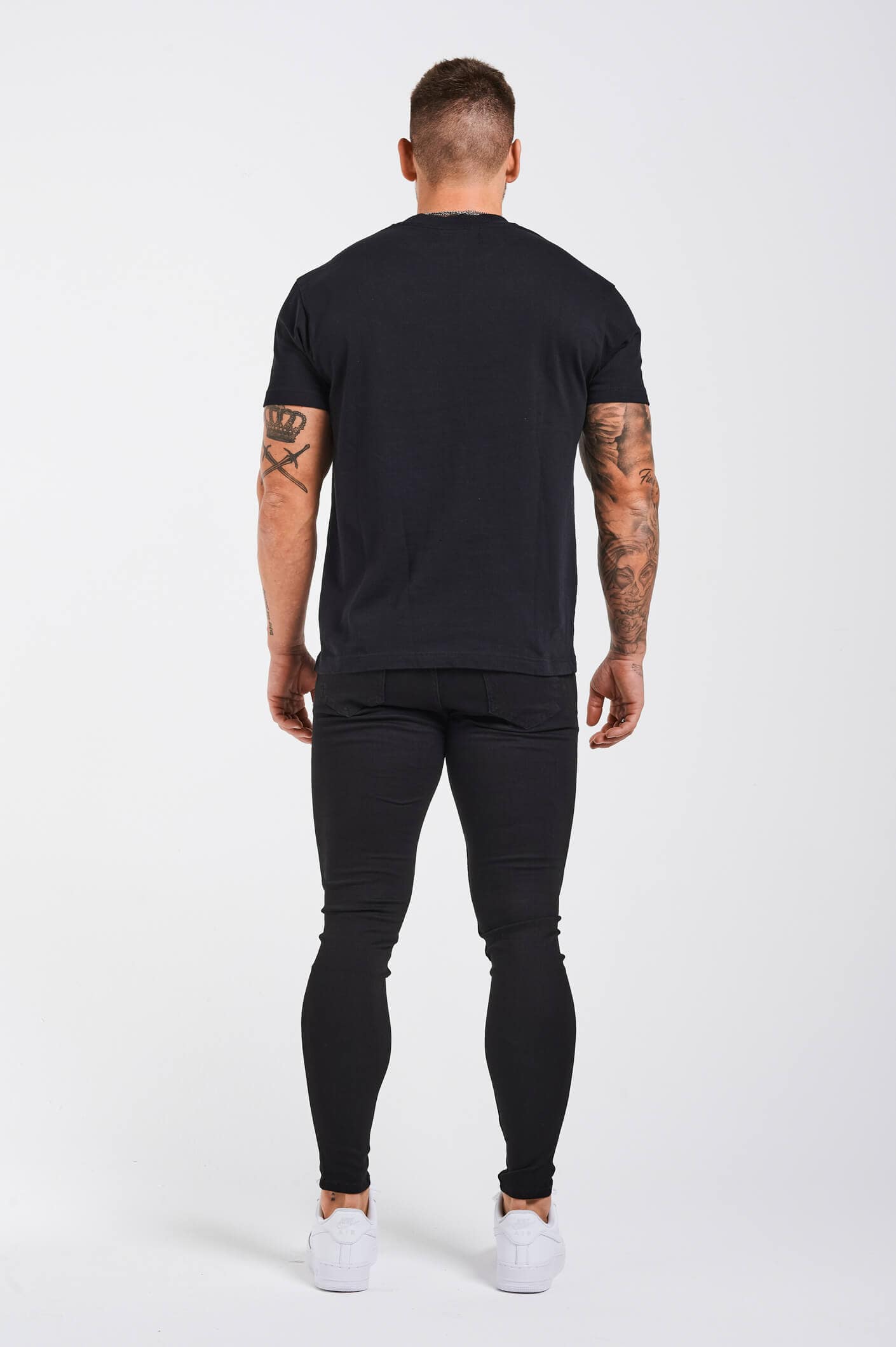 PREMIUM BASICS T-SHIRT - SCHWARZ