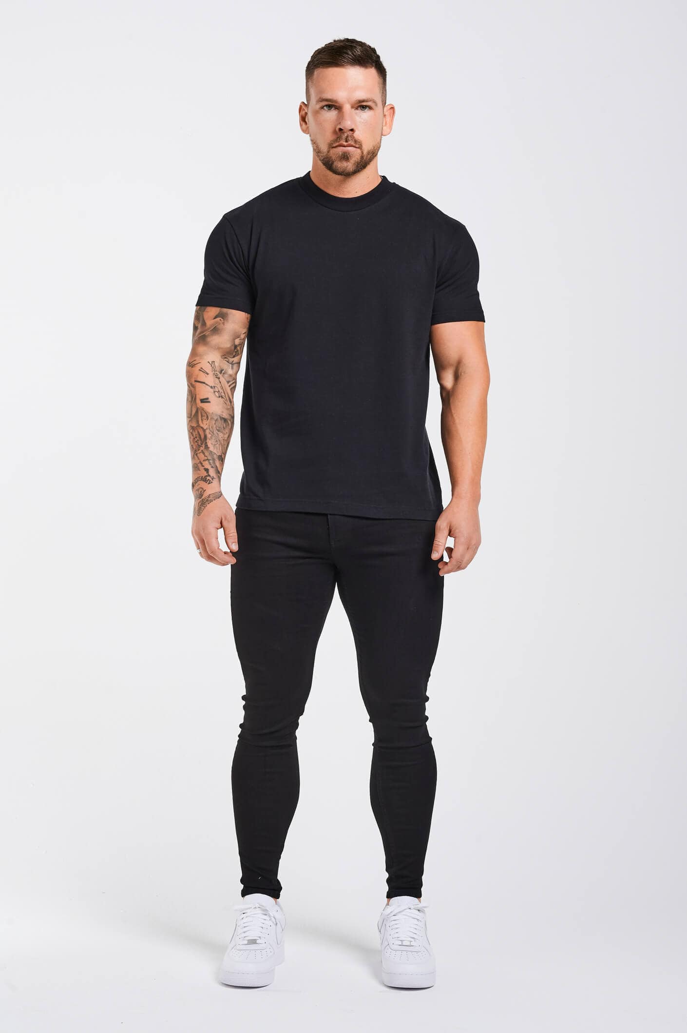 PREMIUM BASICS T-SHIRT - SCHWARZ