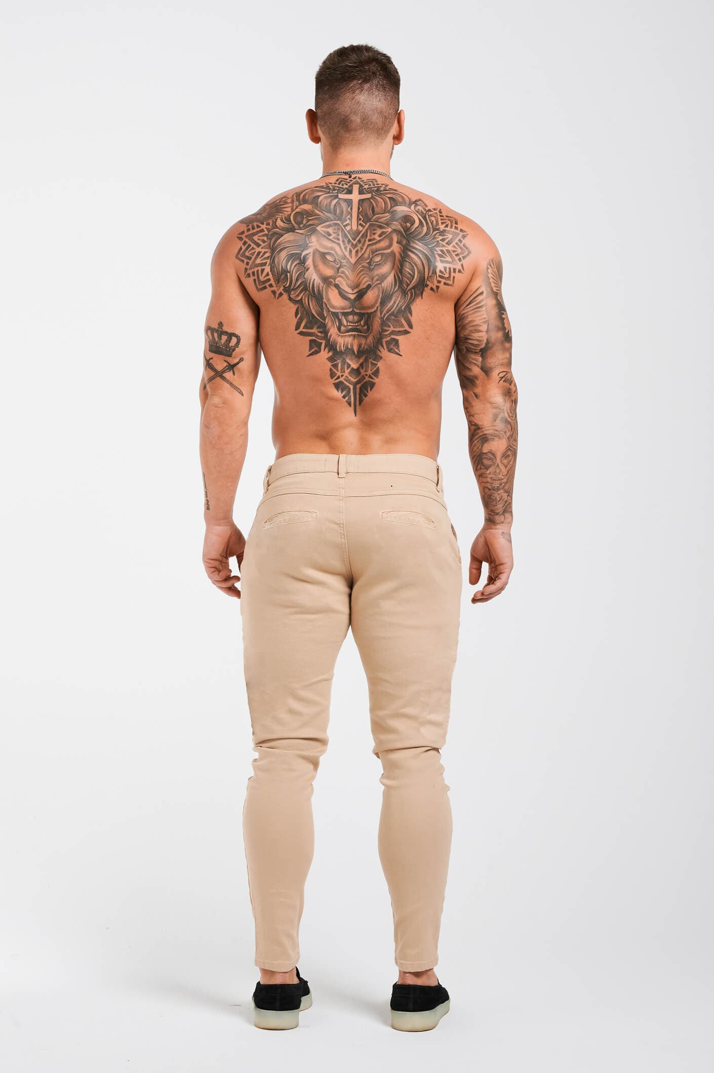 STRETCH-CHINO MIT STRUKTURMUSTER - BEIGE