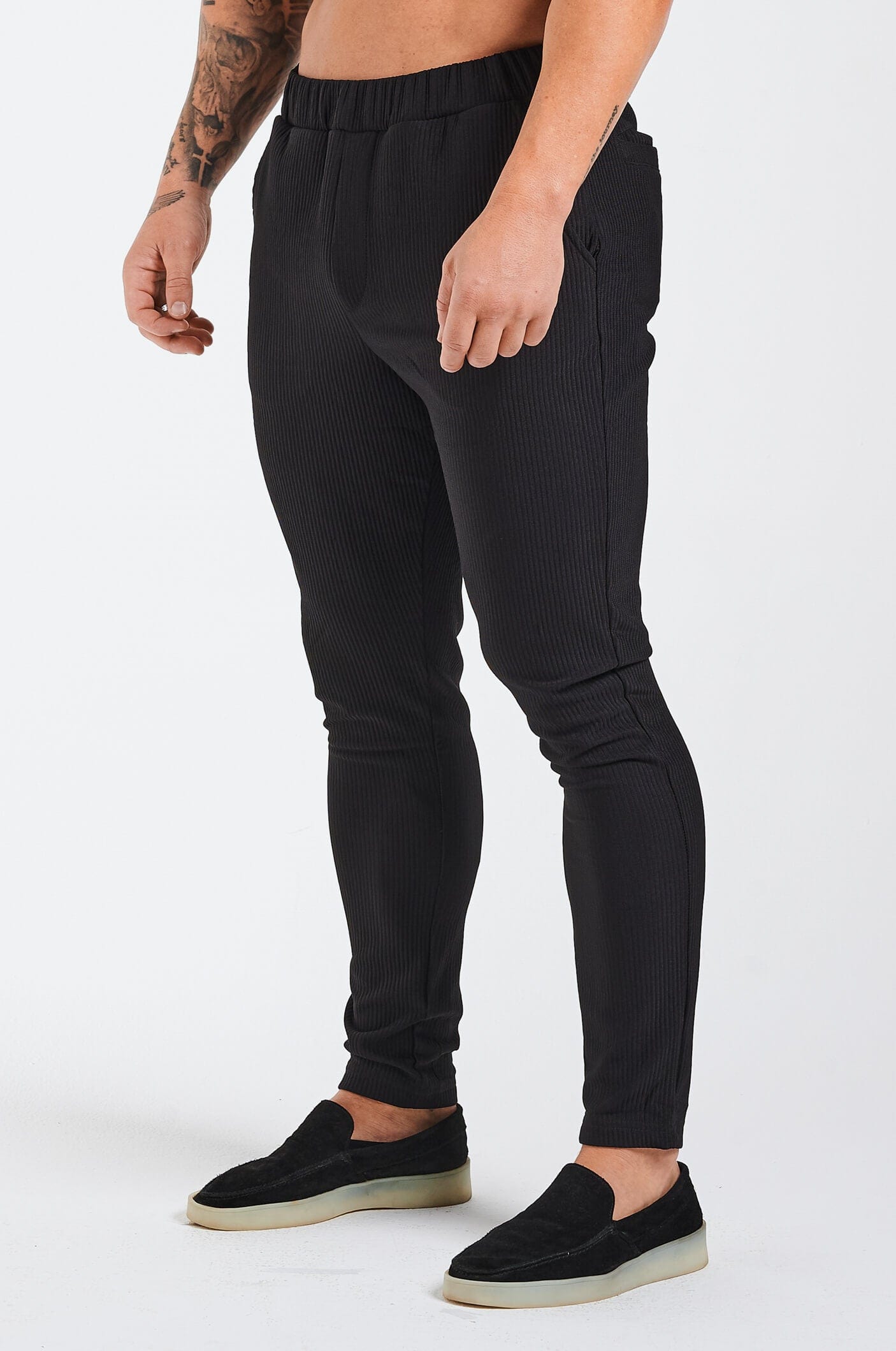 PLISSIERTE SLIM-FIT-HOSE - SCHWARZ