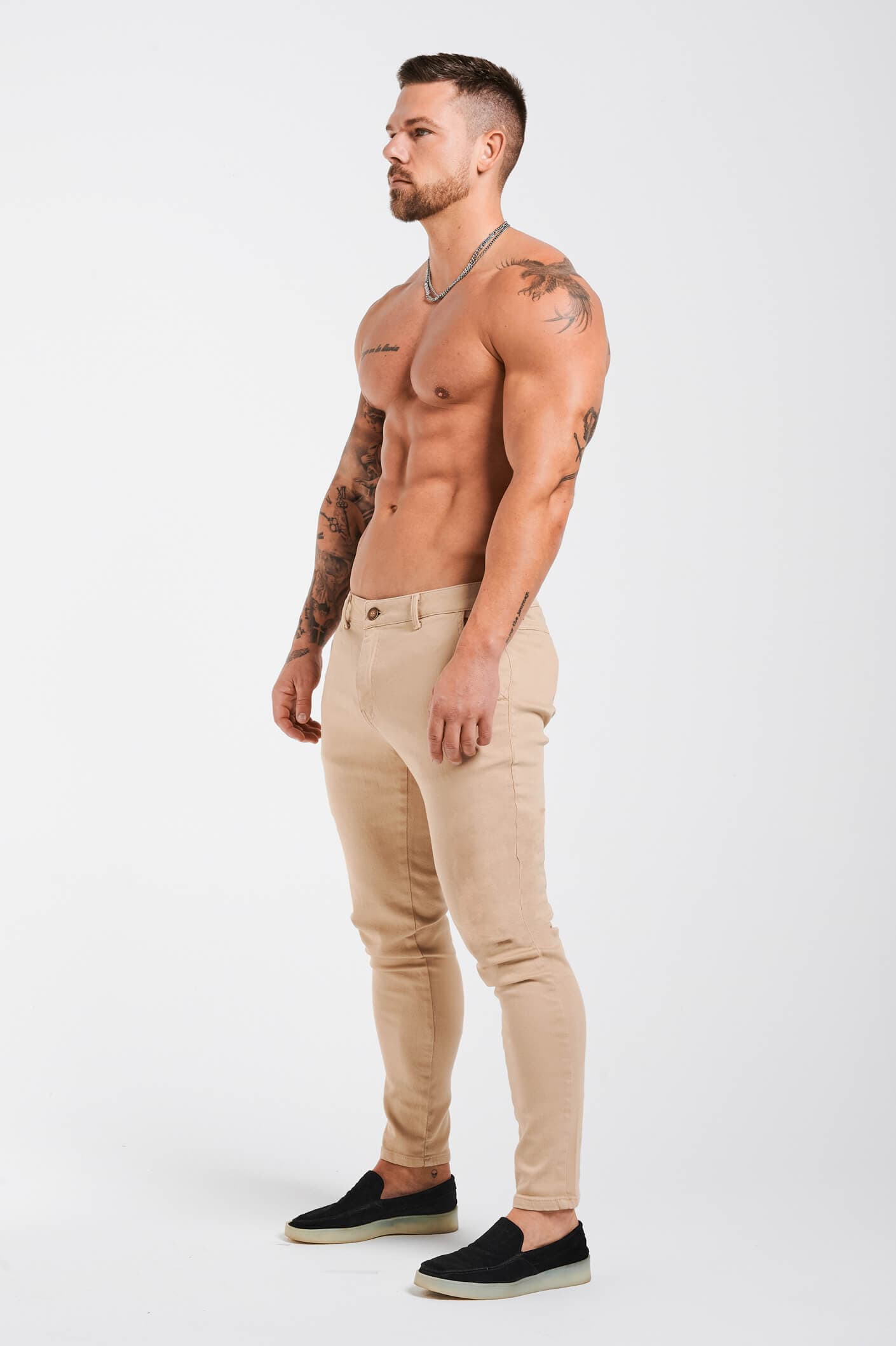 STRETCH-CHINO MIT STRUKTURMUSTER - BEIGE